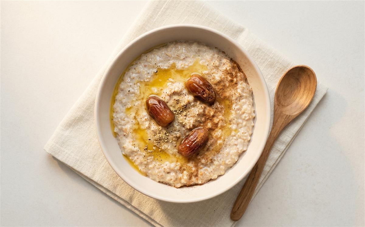 Ayurvedisches Frühstück Porridge mit Datteln