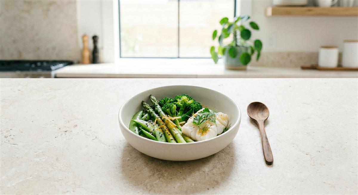 Leichte grüne Kapha-ausgleichende Mahlzeit mit Brokkoli und Spargel